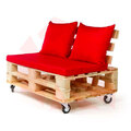 Аренда кресла из паллет натурального цвета с красными подушками на колесах-2