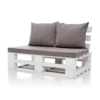 Кресло из паллет белого цвета с серыми подушками