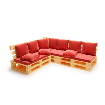 Угловой диван из паллет натурального цвета с красными подушками