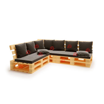 Угловой диван из паллет натурального цвета с черными подушками