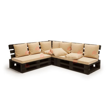 Угловой диван из паллет черного цвета с бежевыми подушками