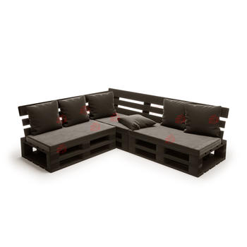 Угловой диван из паллет черного цвета с черными подушками