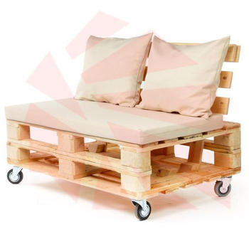 Кресло из паллет натурального цвета с бежевыми подушками на колесах