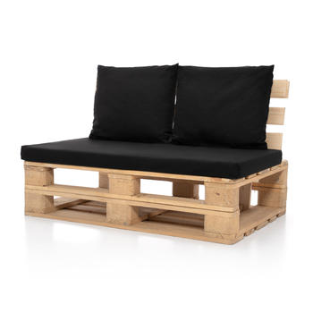 Кресло из паллет натурального цвета с черными подушками