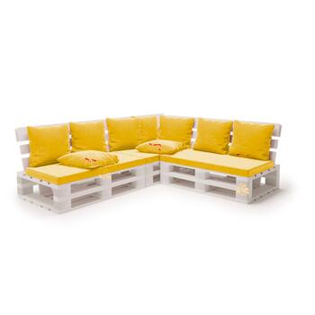 Угловой диван из паллет белого цвета с желтыми подушками
