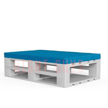 Оттоман из паллет белого цвета с синей подушкой