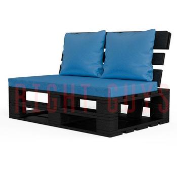 Кресло из паллет черного цвета с голубыми подушками