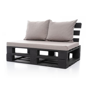 Кресло из паллет черного цвета с серыми подушками