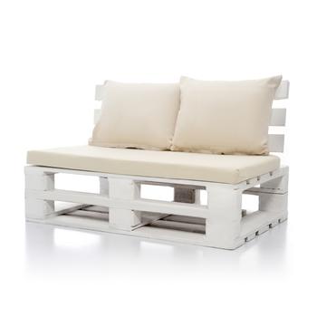 Кресло из паллет белого цвета с бежевыми подушками