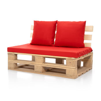 Кресло из паллет натурального цвета с красными подушками
