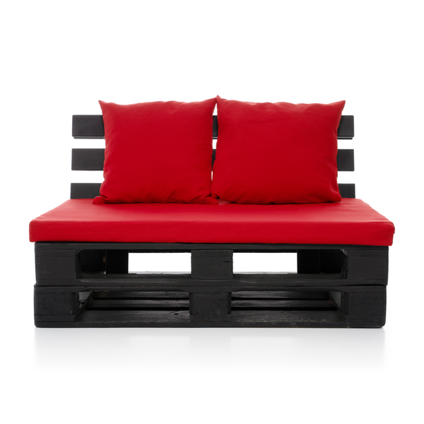 Аренда черного кресла из паллет с красными подушками