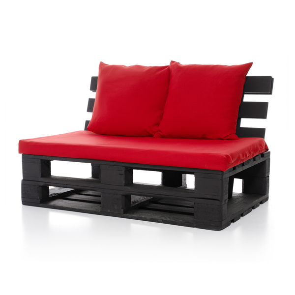Аренда черного кресла из паллет с красными подушками